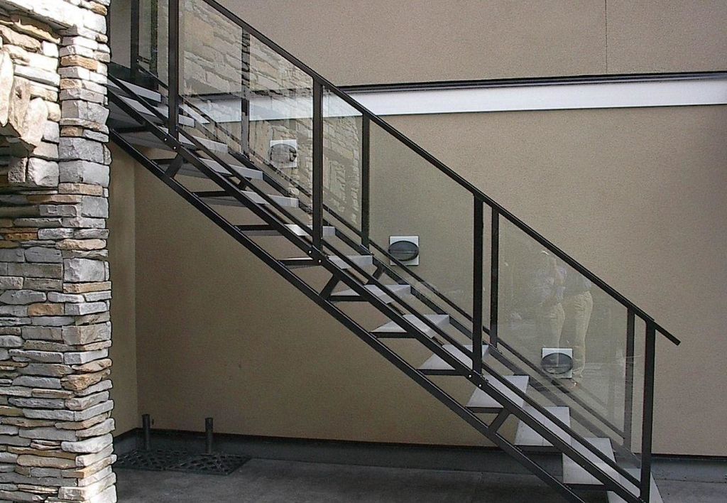 Прямая металлическая лестница