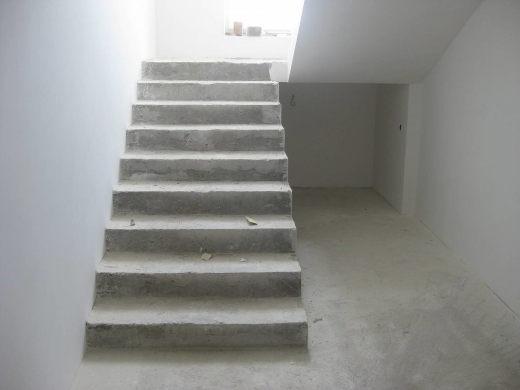Монолитная бетонная лестница в частном доме: Плюсы и минусы