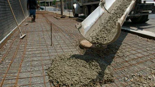 Укладка бетонной смеси в опалубку