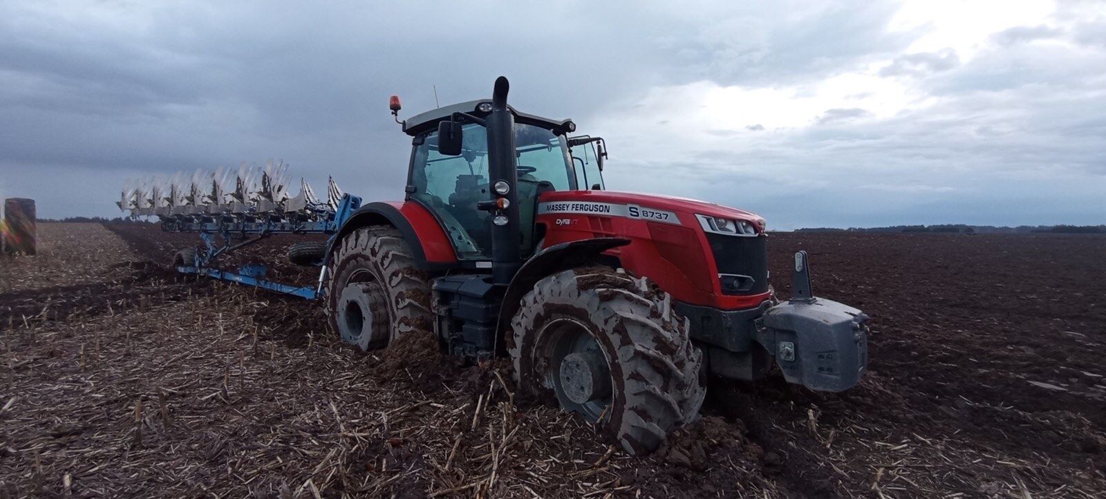 Аренда трактора MASSEY FERGUSON S8737 энергонасыщенного с прицепом в Минске,  Аренда трактора MASSEY FERGUSON S8737 энергонасыщенного с прицепом цена  Минск