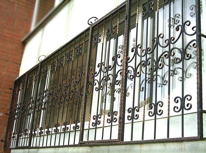 Решетка на балкон, сварная, из металла, цвет черный, с элементами ковки