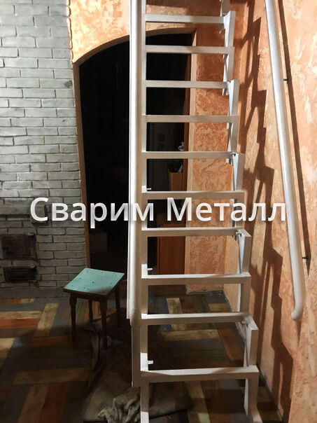 Лестница с гусиным шагом, из металла, внутренняя, цвет белый