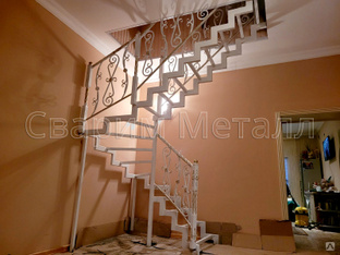 Лестница сварная, из металла, с элементами ковки, внутренняя, на титиве, цвет белый #1