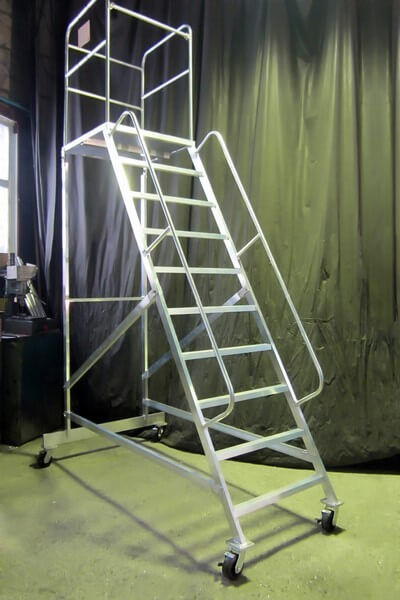 Лестница передвижная, из металла, с площадкой, цвет белый