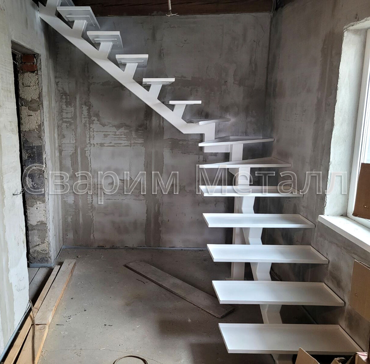 Лестница на монокосоуре, металлическая, внутренняя, цвет белый