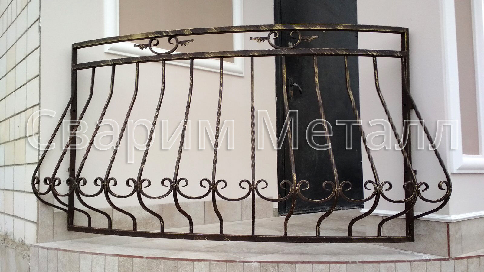 Перильное ограждение на балкон, металлическое, сварное, с элементами ковки, цвет черный с золотом