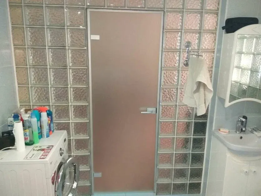 Дверь для ванной распашная из прозрачного стекла стандартная