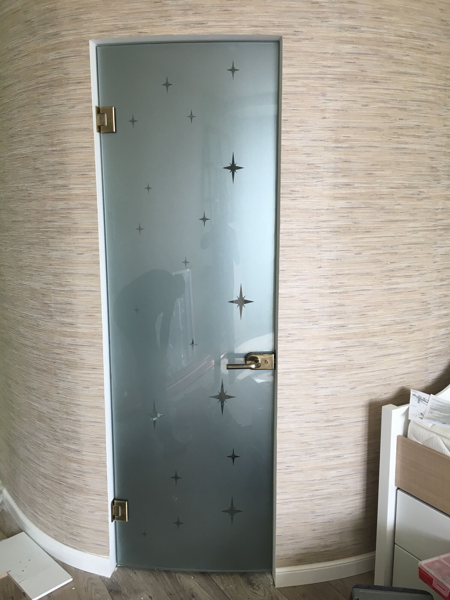 Дверь для гардеробной одностворчатая из стекла с цветным узором, 900*2000 мм