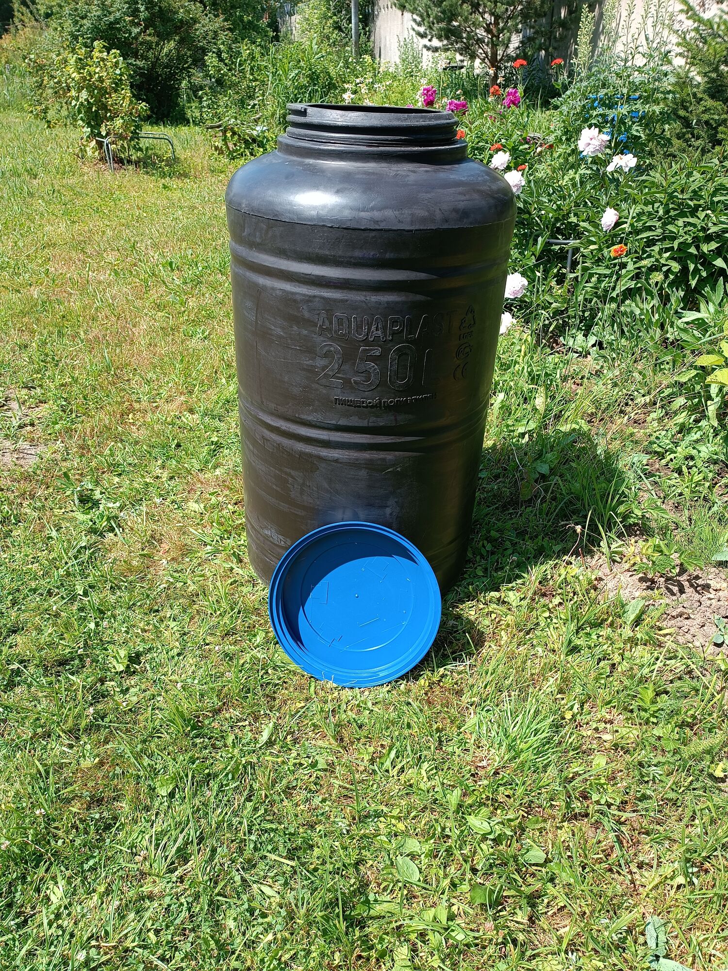 Емкость для воды пластиковая овально-вертикальная 250 л черная Aquaplast 4