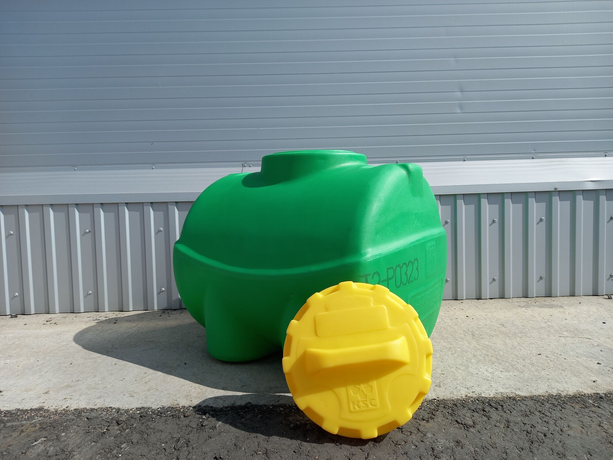 Бочка пластиковая 200 литров горизонтальной установки для хранения и транспортировки для воды, топлива, удобрений 5