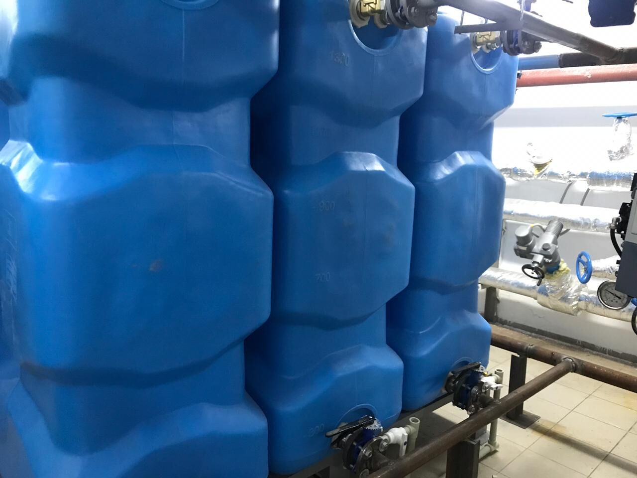 Накопительная пластиковая емкость для воды 1500 литров прямоугольная для хранения 9