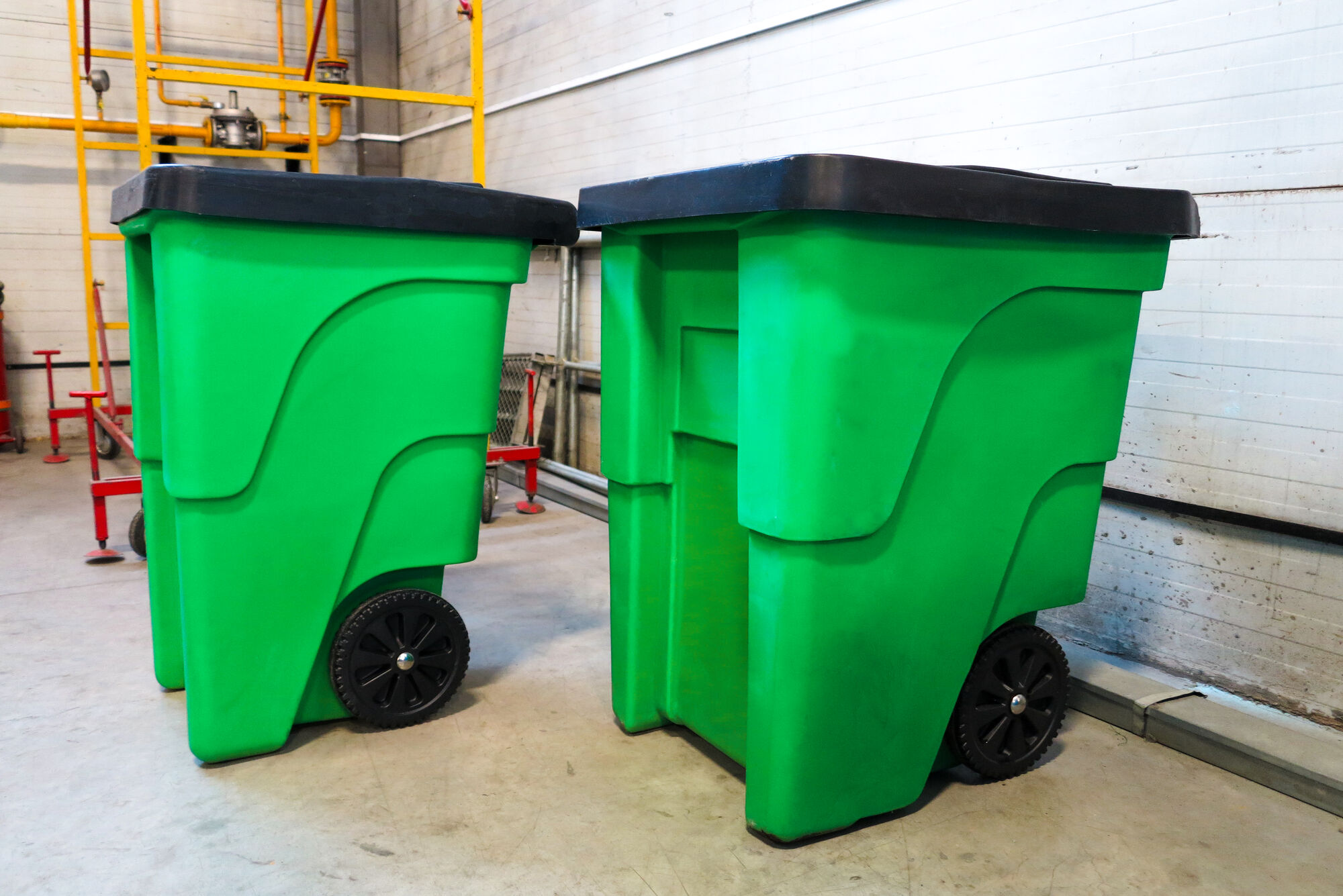 Пластиковый мусорный контейнер с крышкой 240 литров прямоугольный на колесах, зеленый