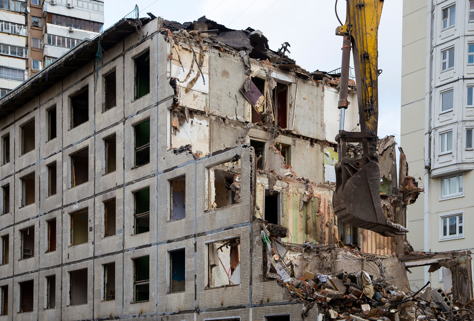 Понижение высоты и демонтаж зданий