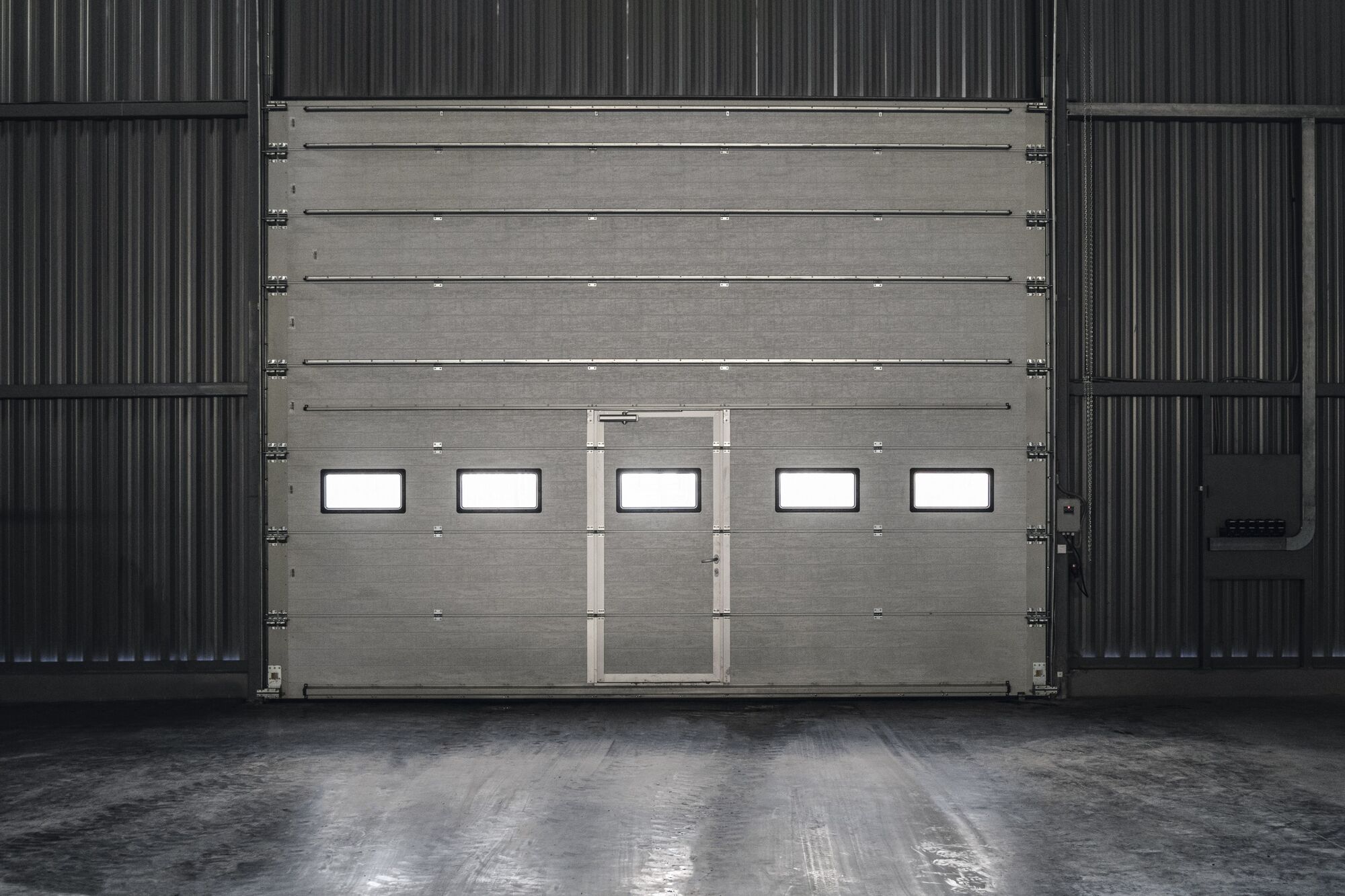 Окно акриловое 452х302 мм белое для панелей со структурой "филенка" для ворот гаражных секционных